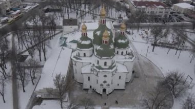 Kışın Chernihiv 'deki Nizhyn şehrine insansız hava aracı görüntüsü