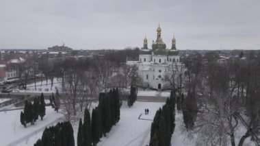 Kışın Chernihiv 'deki Nizhyn şehrine insansız hava aracı görüntüsü
