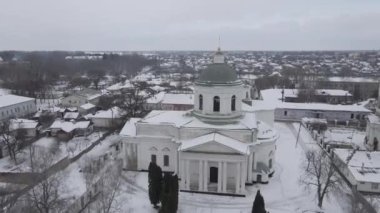 Kışın Chernihiv 'deki Nizhyn şehrine insansız hava aracı görüntüsü