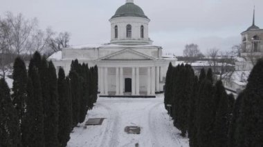 Kışın Chernihiv 'deki Nizhyn şehrine insansız hava aracı görüntüsü