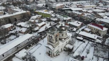 Kışın Chernihiv 'deki Nizhyn şehrine insansız hava aracı görüntüsü