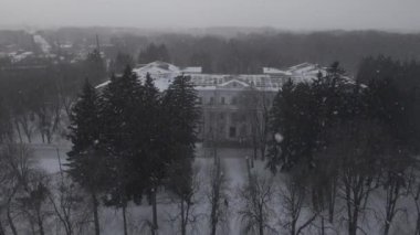 Kışın Chernihiv 'deki Nizhyn şehrine insansız hava aracı görüntüsü