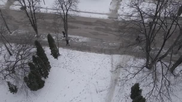 Luchtzicht van een drone naar de stad Nizhyn in Tsjernihiv in de winter — Stockvideo