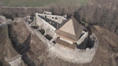 Uzhgorod 'daki Nevitsky Kalesi' nin insansız hava aracı görüntüsü.