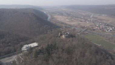 Uzhgorod 'daki Nevitsky Kalesi' nin insansız hava aracı görüntüsü.