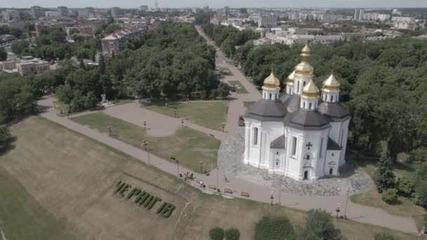 Vista aérea desde el avión no tripulado a la ciudad de Chernihiv en Ucrania — Vídeo de stock