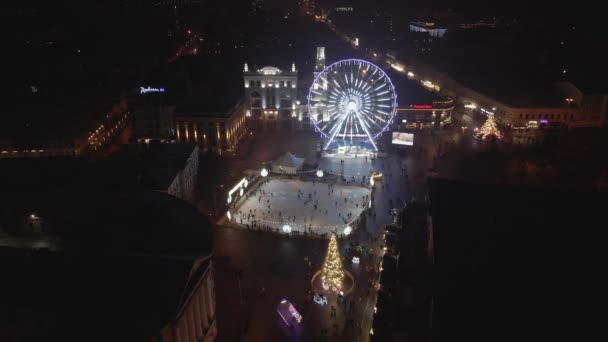 밤에 드론에서 크리스마스 키예프 까지의 항공 사진 — 비디오