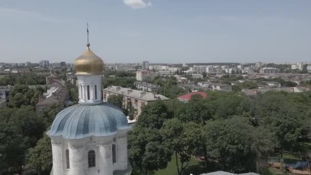 Vista aérea desde el avión no tripulado a la ciudad de Chernihiv en Ucrania — Vídeo de stock