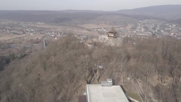 Flygfoto från en drönare av Nevitsky slott i Uzhgorod — Stockvideo