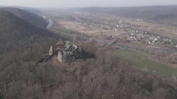 Вид з повітря з дрона Невіцького замку в Ужгороді. — стокове відео