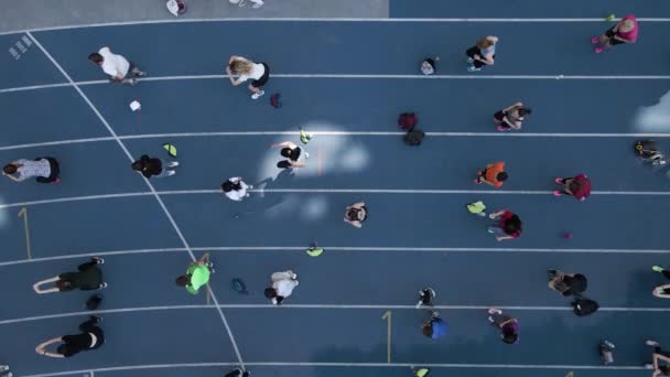 Вид с беспилотника на группу людей, занимающихся гимнастикой, аэробикой и спортом — стоковое видео