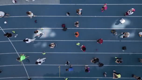 Vista aérea desde un dron a un grupo de personas que se dedican a la gimnasia y aeróbic y deportes — Vídeo de stock