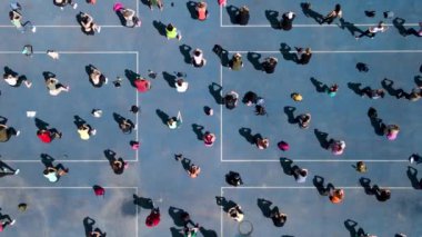 İnsansız hava aracından jimnastik, aerobik ve spor yapan bir grup insana hava görüntüsü