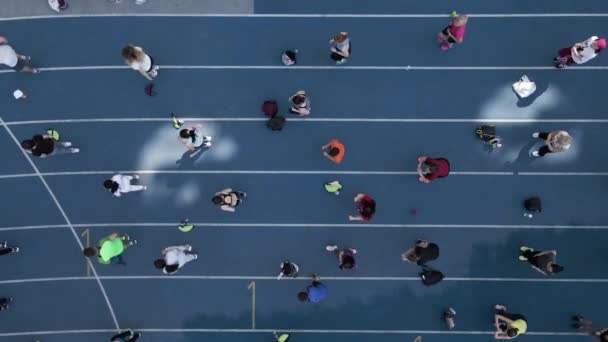 İnsansız hava aracından jimnastik, aerobik ve spor yapan bir grup insana hava görüntüsü — Stok video