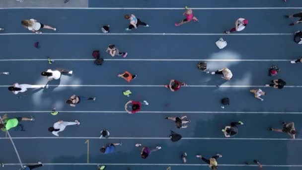 Letecký pohled z dronu na skupinu lidí, kteří se věnují gymnastice, aerobiku a sportu — Stock video