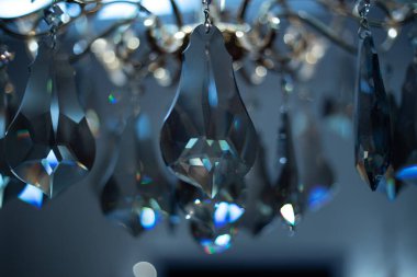 Viktorya dönemi tarzında pahalı bir kristal avize.