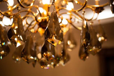 Viktorya dönemi tarzında pahalı bir kristal avize.