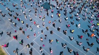 İnsansız hava aracından jimnastik, aerobik ve spor yapan bir grup insana hava görüntüsü