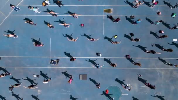 Vista aerea da un drone a un gruppo di persone impegnate in ginnastica, aerobica e sport — Video Stock