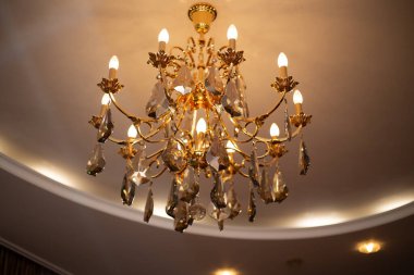 Viktorya dönemi tarzında pahalı bir kristal avize.