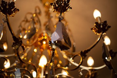 Viktorya dönemi tarzında pahalı bir kristal avize.