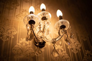 Viktorya dönemi tarzında pahalı bir kristal avize.