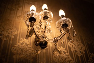 Viktorya dönemi tarzında pahalı bir kristal avize.