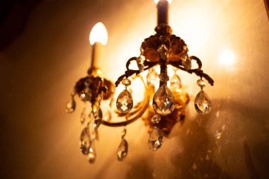 Viktorya dönemi tarzında pahalı bir kristal avize.