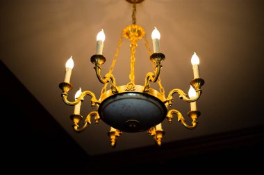 Viktorya dönemi tarzında pahalı bir kristal avize.