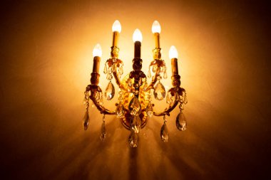 Viktorya dönemi tarzında pahalı bir kristal avize.