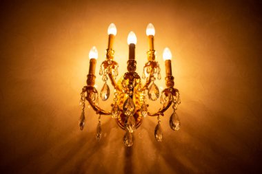 Viktorya dönemi tarzında pahalı bir kristal avize.