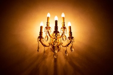 Viktorya dönemi tarzında pahalı bir kristal avize.