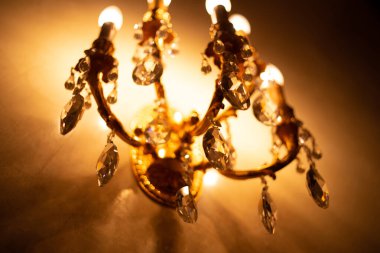 Viktorya dönemi tarzında pahalı bir kristal avize.