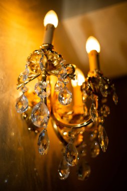 Viktorya dönemi tarzında pahalı bir kristal avize.