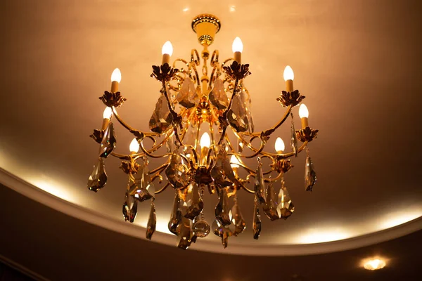 Cher Lustre Cristal Exquis Dans Style Victorien Intérieur — Photo