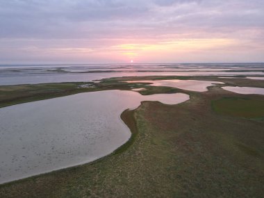 İnsansız hava aracından gün batımına kadar açık göl manzarası.