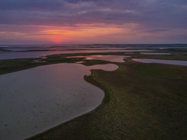 İnsansız hava aracından gün batımına kadar açık göl manzarası.
