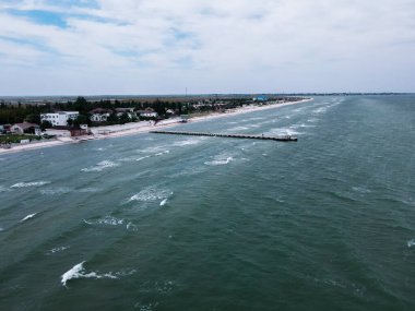 Bulutlu havada açık havada İHA 'dan denize hava görüntüsü