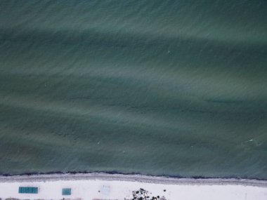 Bulutlu havada açık havada İHA 'dan denize hava görüntüsü