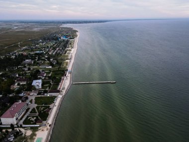 Bulutlu havada açık havada İHA 'dan denize hava görüntüsü