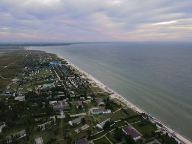 Bulutlu havada açık havada İHA 'dan denize hava görüntüsü