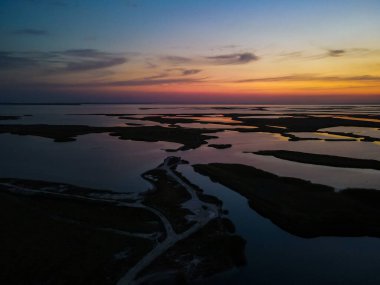 İnsansız hava aracından gün batımına kadar açık göl manzarası.