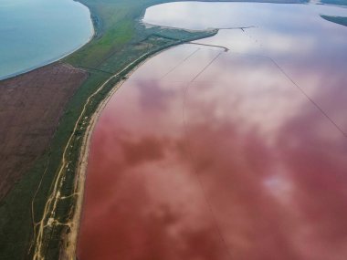 Pembe bir göl üzerindeki hava aracı görüntüsü.