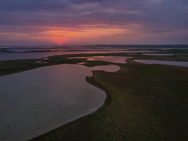 Vista Aérea Desde Dron Hasta Puesta Sol Sobre Los Lagos — Foto de Stock