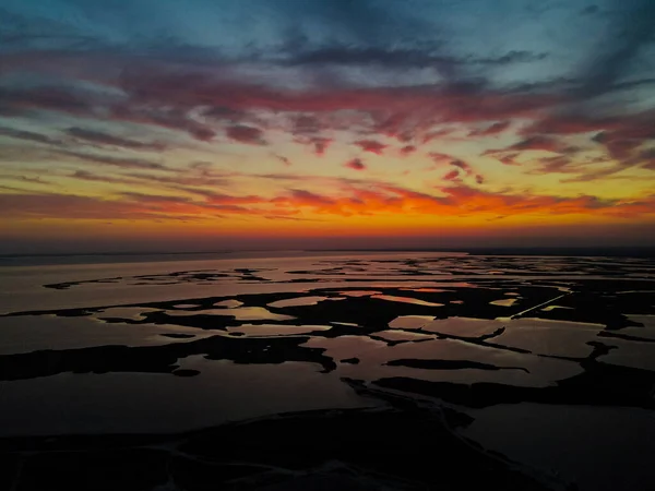 屋外の湖の上にドローンから日没までの空中ビュー — ストック写真