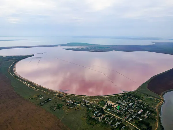 분홍색 호수의 야외에 드론을 공중에서 바라본 — 스톡 사진