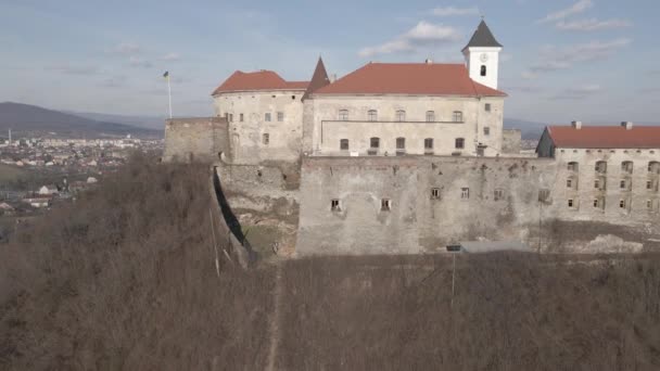 Bir İHA 'dan Mukachevo' daki Palanok kalesine hava görüntüsü — Stok video