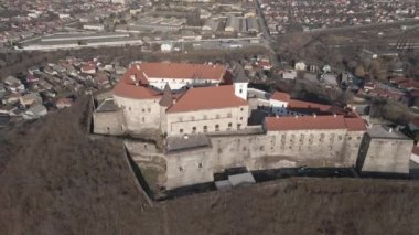 Bir İHA 'dan Mukachevo' daki Palanok kalesine hava görüntüsü