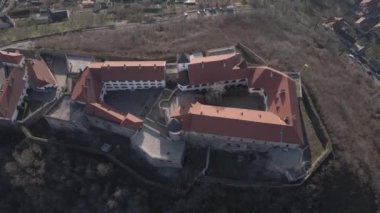 Bir İHA 'dan Mukachevo' daki Palanok kalesine hava görüntüsü