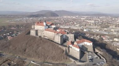 Bir İHA 'dan Mukachevo' daki Palanok kalesine hava görüntüsü